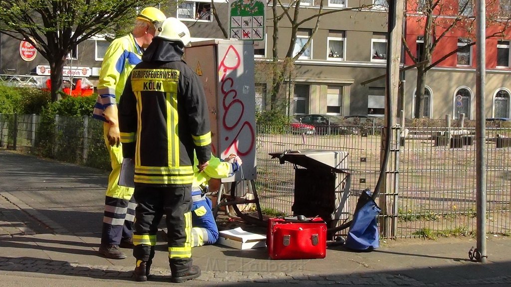 Einsatz BF Koeln Kran beruehrt Oberleitung DB Koeln Gremberg Taunusstr P057.JPG